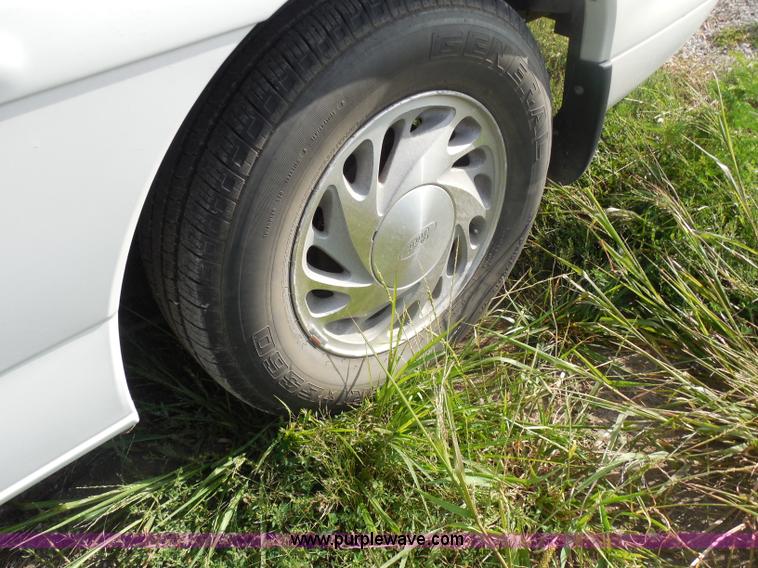 image for item H6652 1995 Ford Windstar LX minivan
