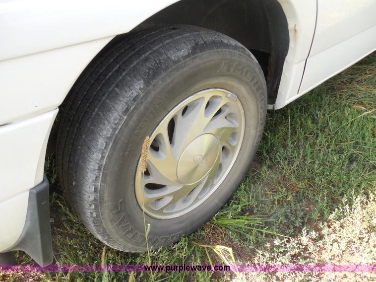image for item H6652 1995 Ford Windstar LX minivan