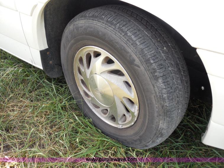 image for item H6652 1995 Ford Windstar LX minivan