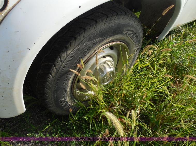 image for item H6668 2001 Dodge Ram 2500 utility truck