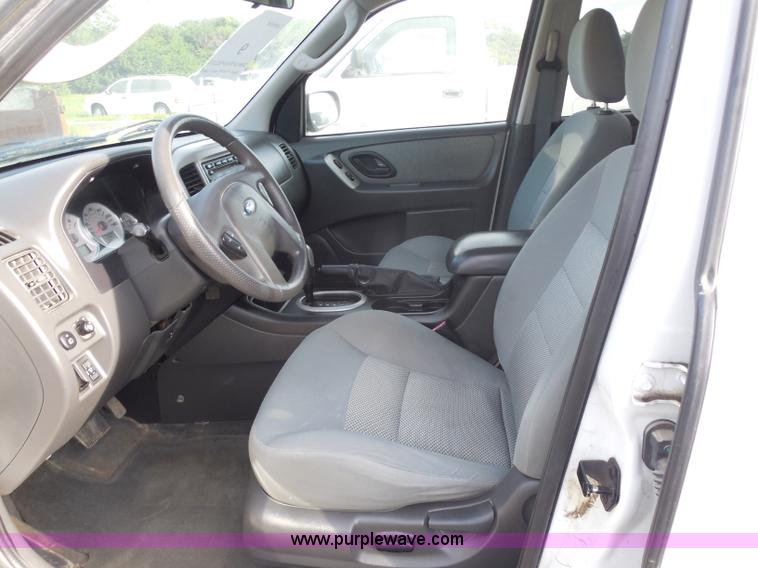 image for item H6669 2006 Ford Escape Hybrid SUV