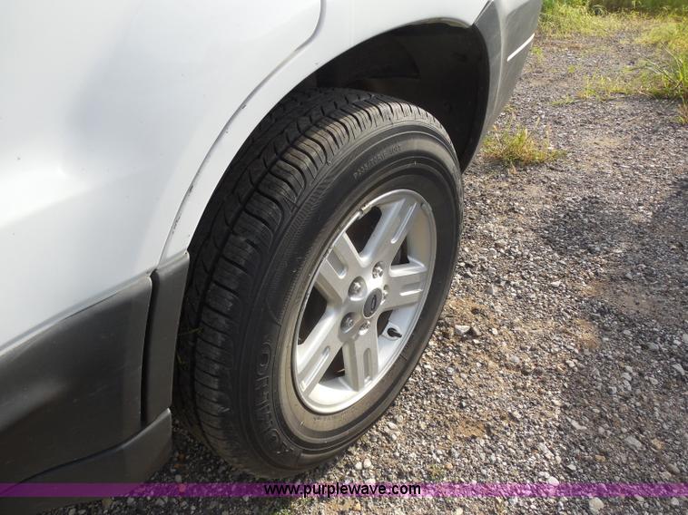 image for item H6669 2006 Ford Escape Hybrid SUV