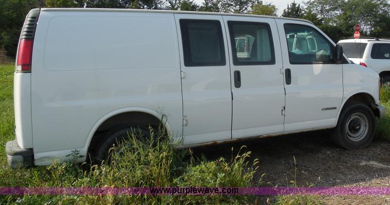 image for item H6676 2002 Chevrolet Express 3500 Cargo van