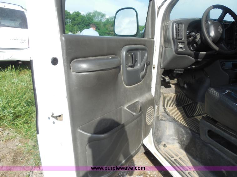 image for item H6676 2002 Chevrolet Express 3500 Cargo van
