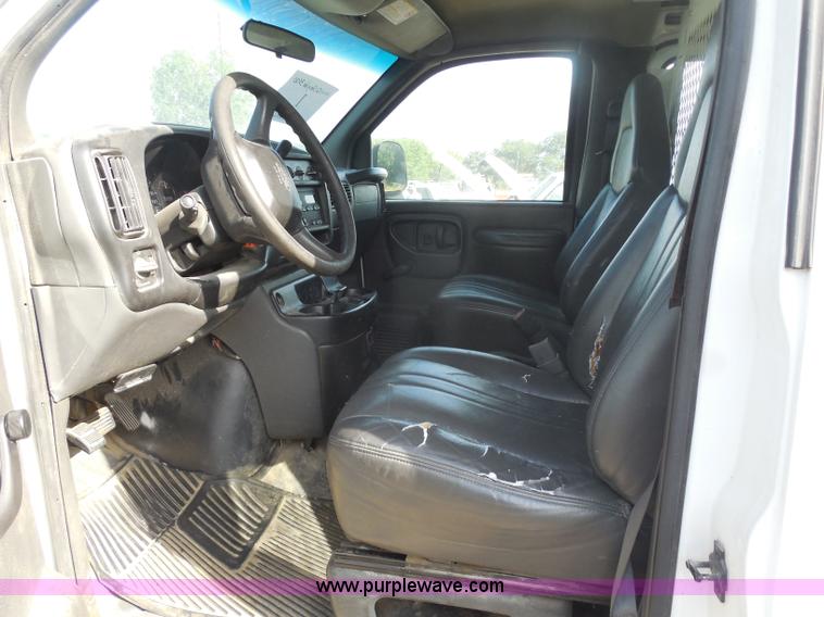 image for item H6676 2002 Chevrolet Express 3500 Cargo van