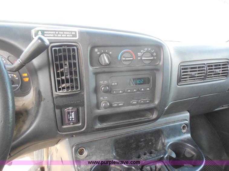 image for item H6676 2002 Chevrolet Express 3500 Cargo van