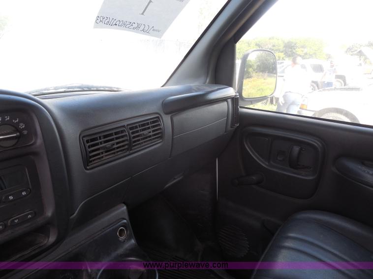 image for item H6676 2002 Chevrolet Express 3500 Cargo van