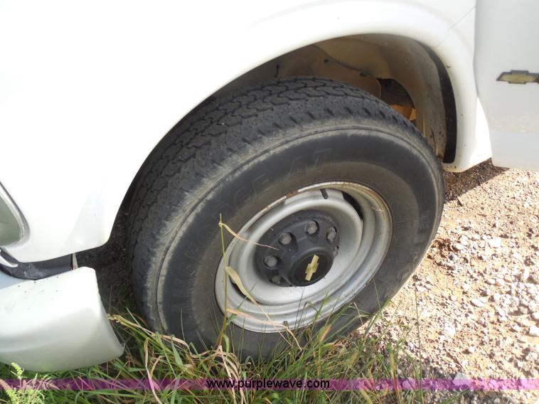 image for item H6676 2002 Chevrolet Express 3500 Cargo van