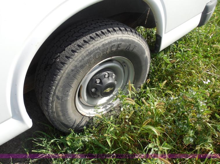 image for item H6676 2002 Chevrolet Express 3500 Cargo van