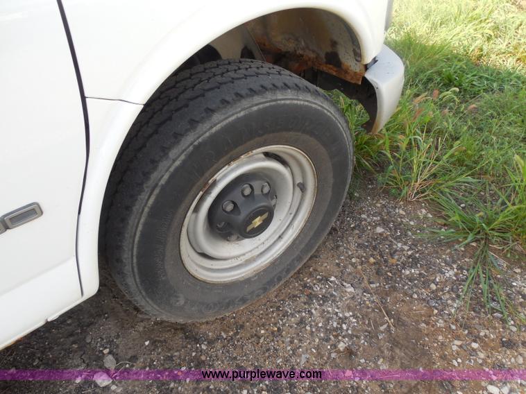 image for item H6676 2002 Chevrolet Express 3500 Cargo van