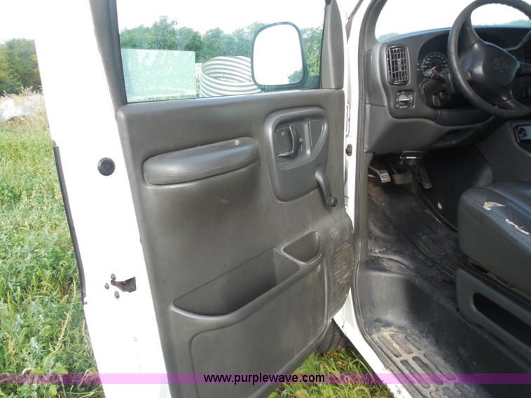 image for item H6678 2002 Chevrolet Express 3500 Cargo van