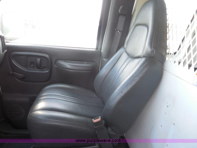 image for item H6678 2002 Chevrolet Express 3500 Cargo van