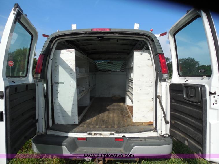 image for item H6678 2002 Chevrolet Express 3500 Cargo van