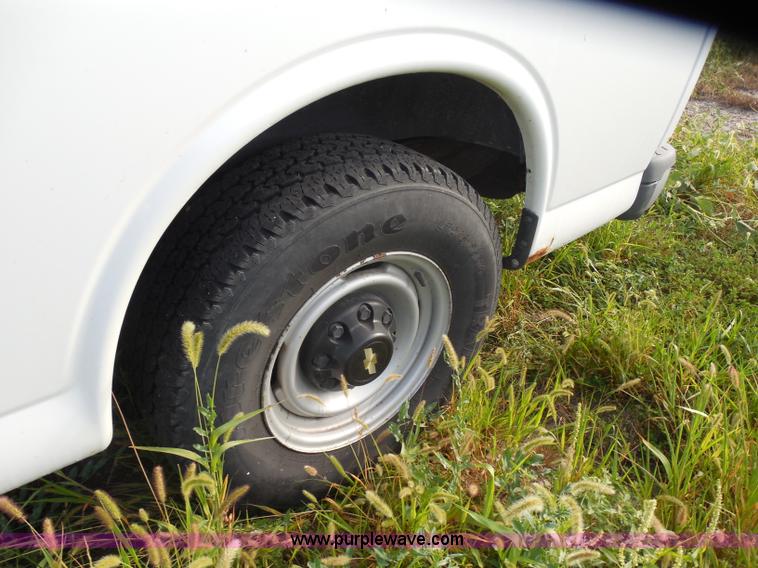 image for item H6678 2002 Chevrolet Express 3500 Cargo van