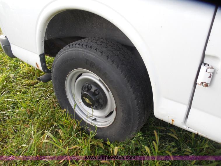 image for item H6678 2002 Chevrolet Express 3500 Cargo van