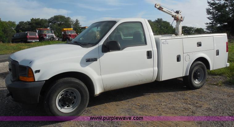 image for item H6679 2001 Ford F250 Super Duty XL utility truck