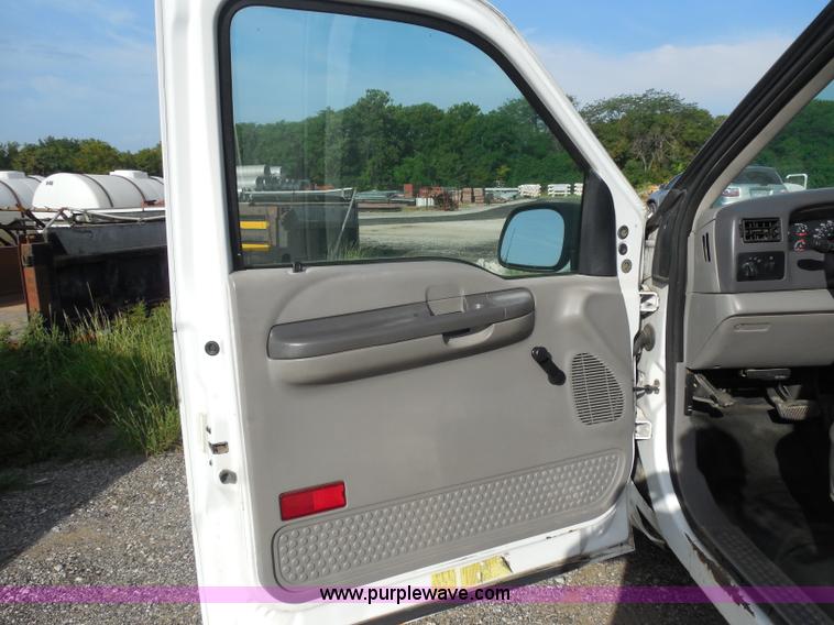 image for item H6679 2001 Ford F250 Super Duty XL utility truck