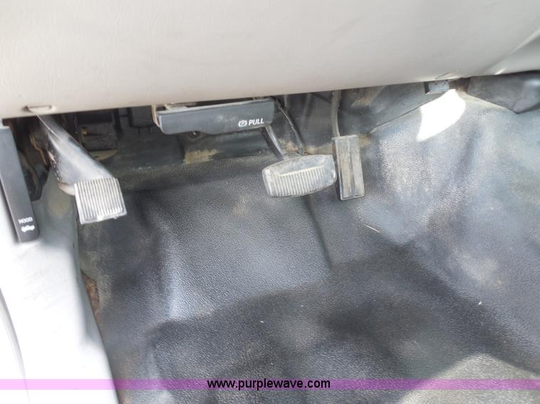 image for item H6679 2001 Ford F250 Super Duty XL utility truck