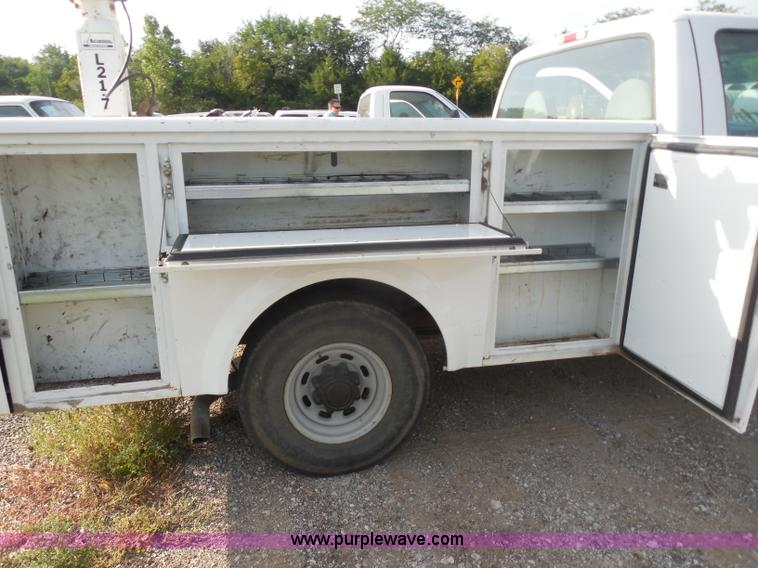 image for item H6679 2001 Ford F250 Super Duty XL utility truck