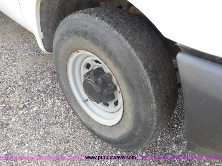 image for item H6679 2001 Ford F250 Super Duty XL utility truck