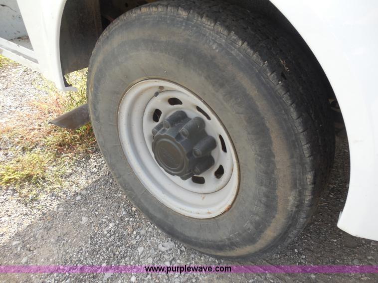 image for item H6679 2001 Ford F250 Super Duty XL utility truck