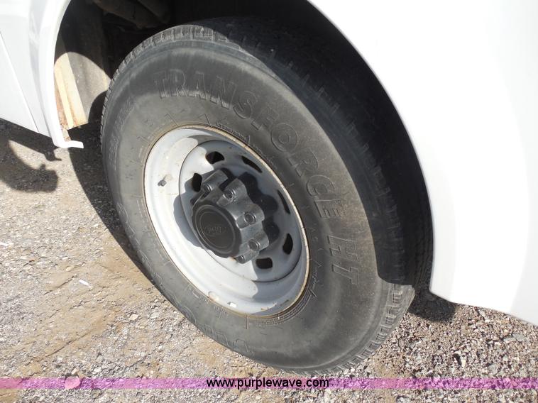 image for item H6679 2001 Ford F250 Super Duty XL utility truck