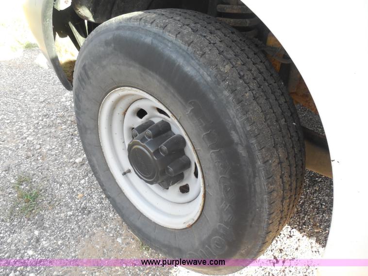 image for item H6679 2001 Ford F250 Super Duty XL utility truck