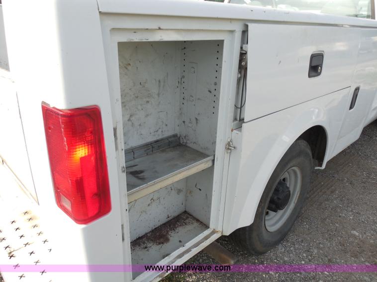 image for item H6679 2001 Ford F250 Super Duty XL utility truck