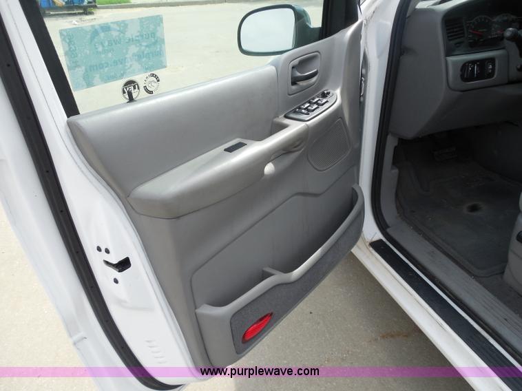 image for item H6696 2001 Ford Windstar LX van