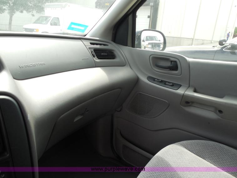 image for item H6696 2001 Ford Windstar LX van