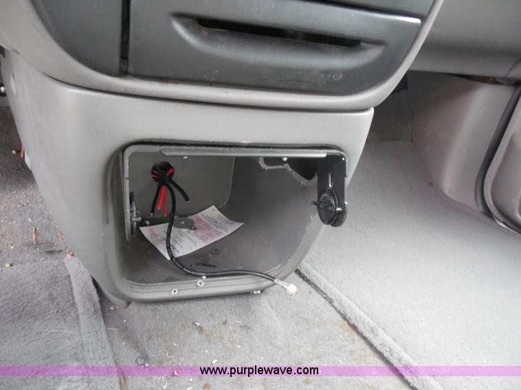 image for item H6696 2001 Ford Windstar LX van