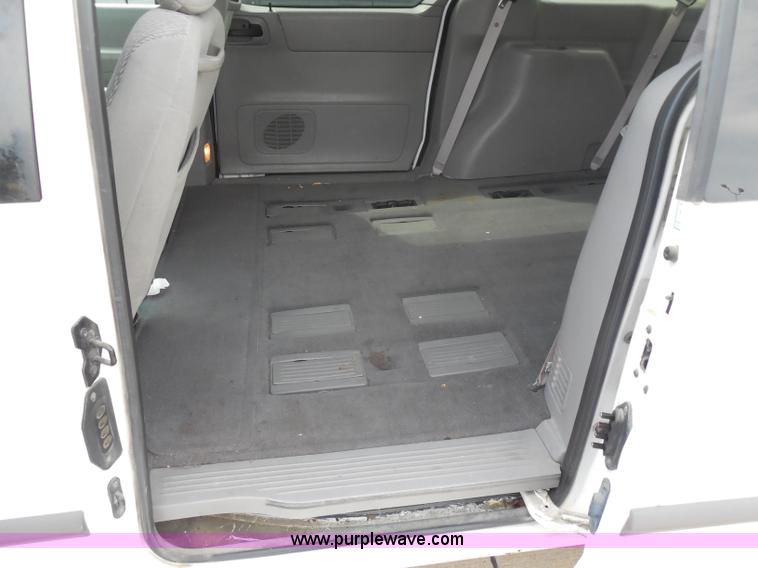 image for item H6696 2001 Ford Windstar LX van