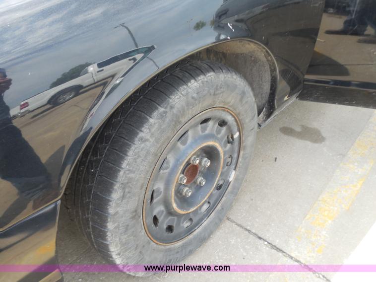 image for item H6697 2004 Ford Crown Victoria Police Interceptor