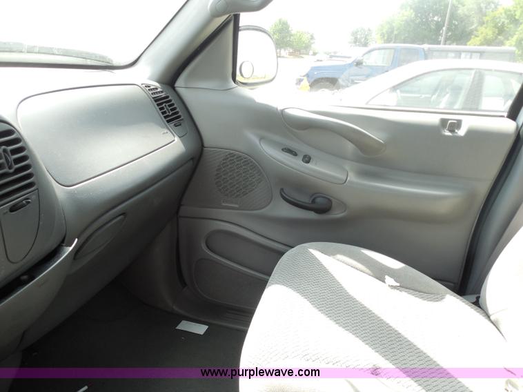 image for item H6699 2001 Ford Expedition XLT SUV