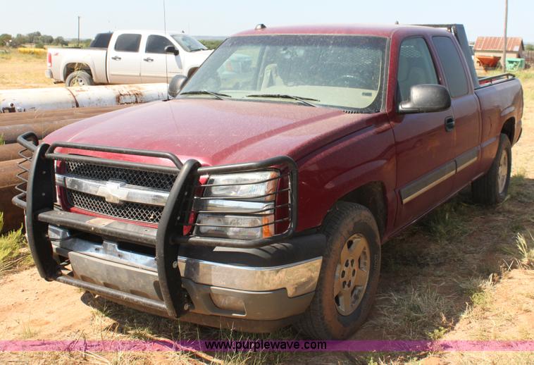 image for item H7350 2005 Chevrolet Silverado 1500 Ext. Cab pickup truck