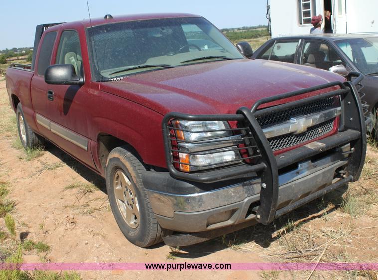 image for item H7350 2005 Chevrolet Silverado 1500 Ext. Cab pickup truck