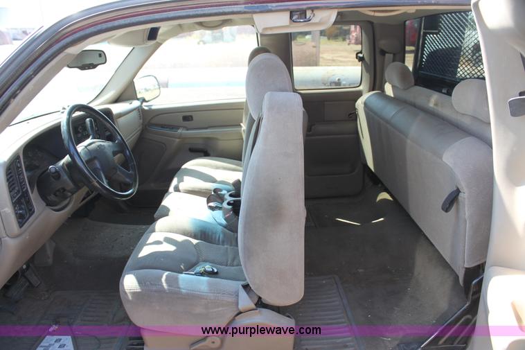 image for item H7350 2005 Chevrolet Silverado 1500 Ext. Cab pickup truck