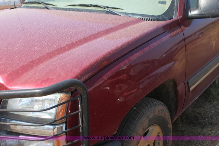 image for item H7350 2005 Chevrolet Silverado 1500 Ext. Cab pickup truck