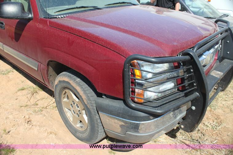 image for item H7350 2005 Chevrolet Silverado 1500 Ext. Cab pickup truck