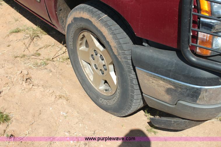 image for item H7350 2005 Chevrolet Silverado 1500 Ext. Cab pickup truck