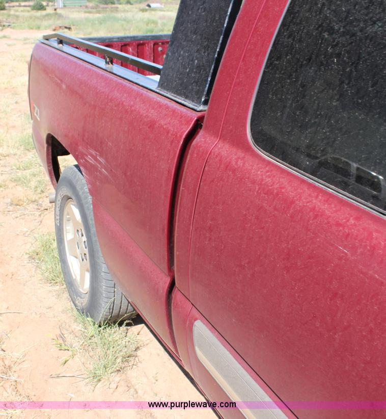 image for item H7350 2005 Chevrolet Silverado 1500 Ext. Cab pickup truck