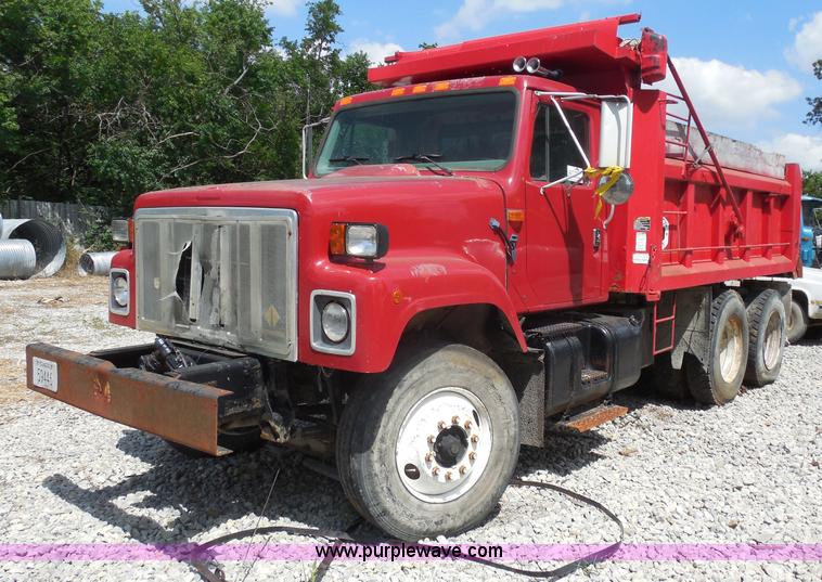 image for item H9752 1995 International 2554 dump truck