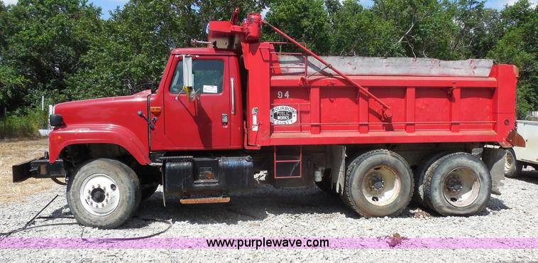 image for item H9752 1995 International 2554 dump truck