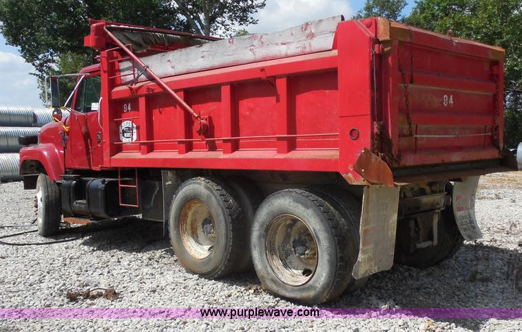 image for item H9752 1995 International 2554 dump truck
