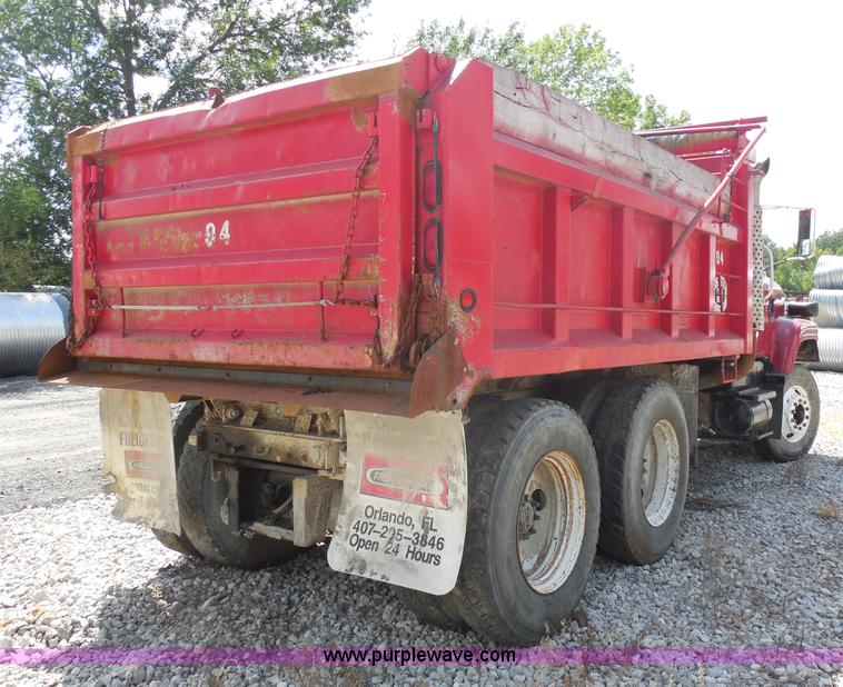 image for item H9752 1995 International 2554 dump truck