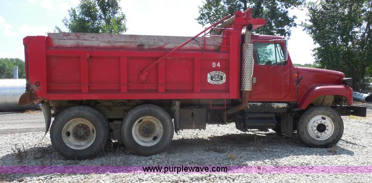 image for item H9752 1995 International 2554 dump truck