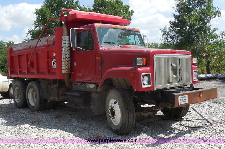 image for item H9752 1995 International 2554 dump truck