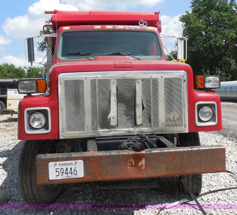 image for item H9752 1995 International 2554 dump truck