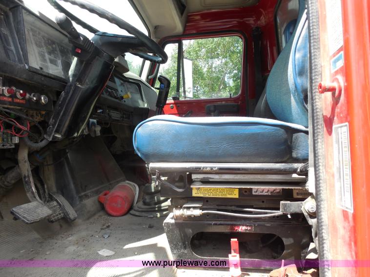 image for item H9752 1995 International 2554 dump truck