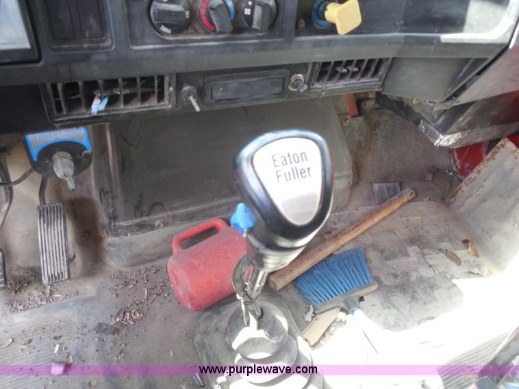 image for item H9752 1995 International 2554 dump truck